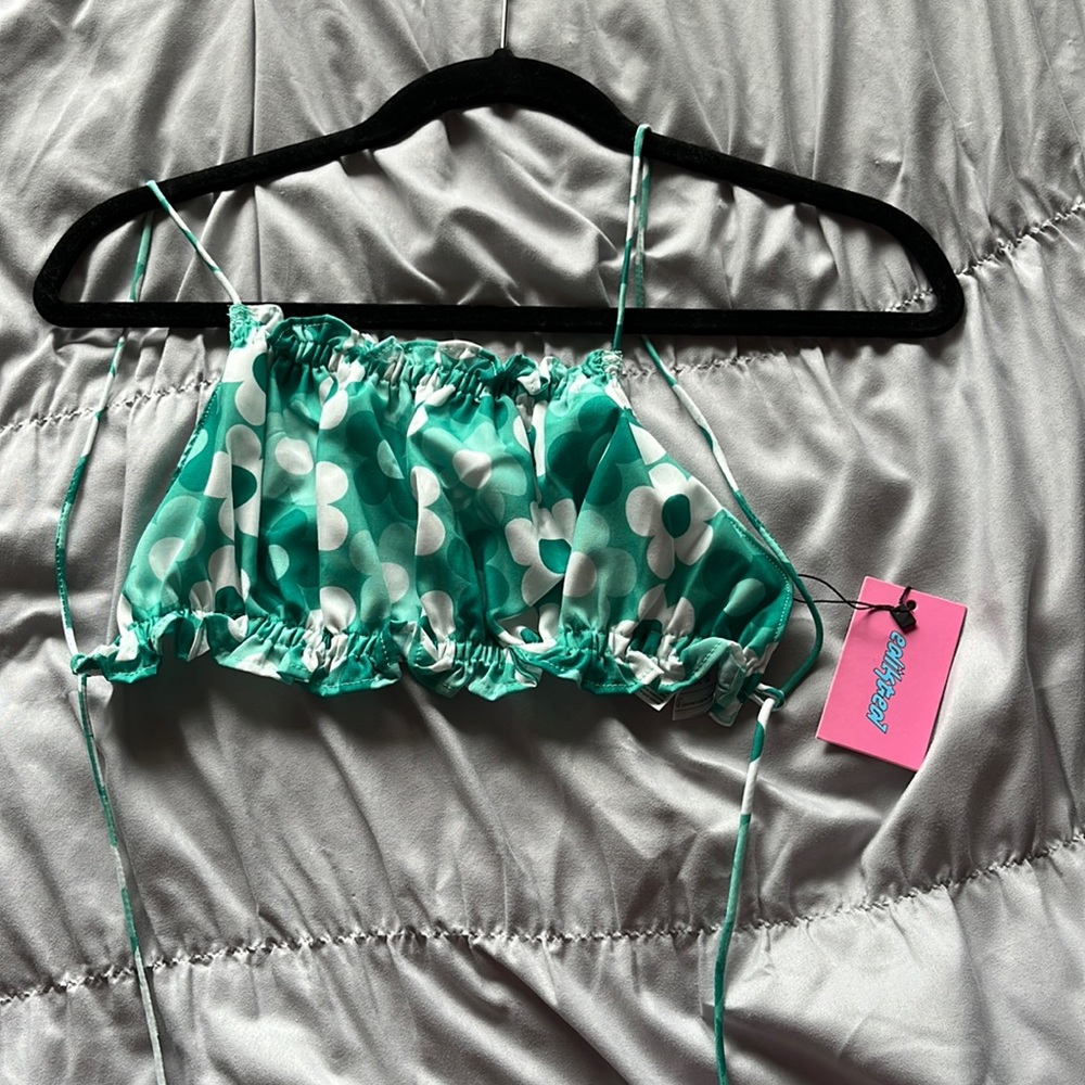Edikted floral green crop top